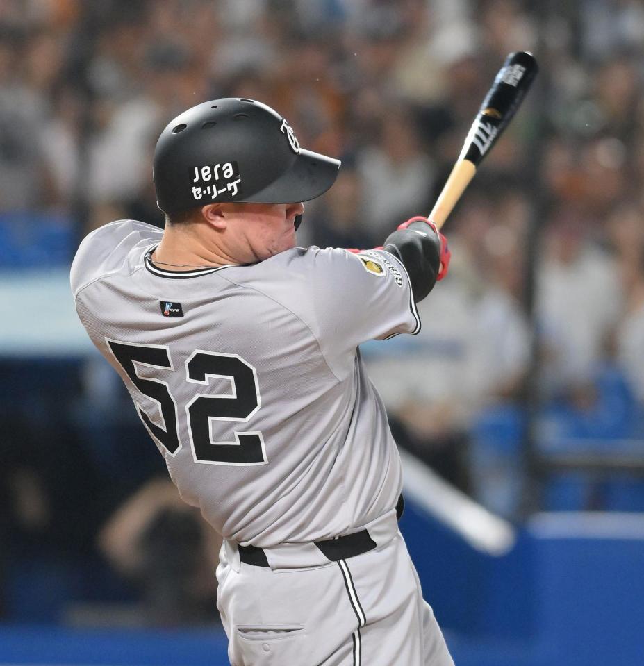 　２回、左越え２ランを放つリチャード（撮影・伊藤笙子）