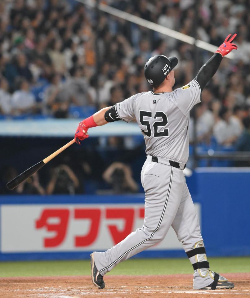 　２回、左越え２ランを放ち、打球を見つめるリチャード（撮影・伊藤笙子）