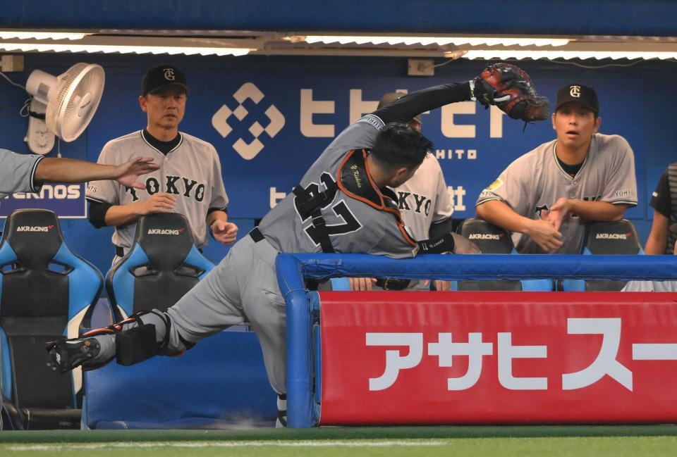 　３回、内山の打球を三塁ベンチ内で捕球する捕手の岸田（記録はファウル）＝撮影・伊藤笙子