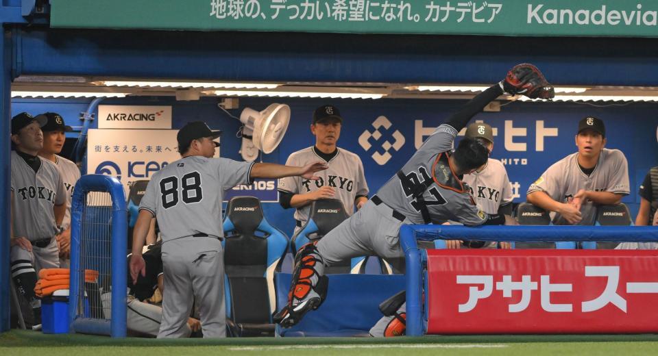 　３回、内山の打球を三塁ベンチ内で捕球する捕手の岸田（記録はファウル）＝撮影・伊藤笙子