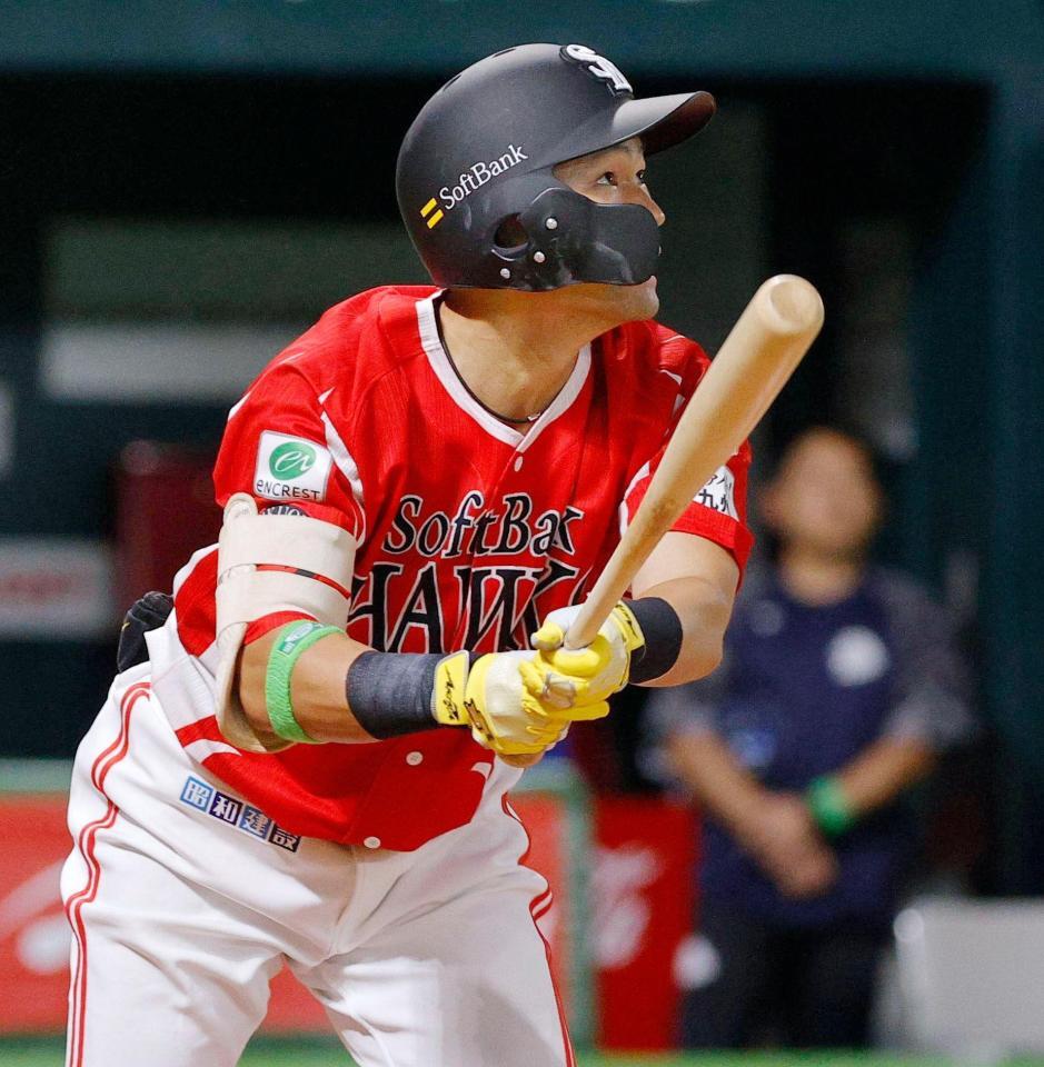 　２回、中村が右中間に２点三塁打を放つ