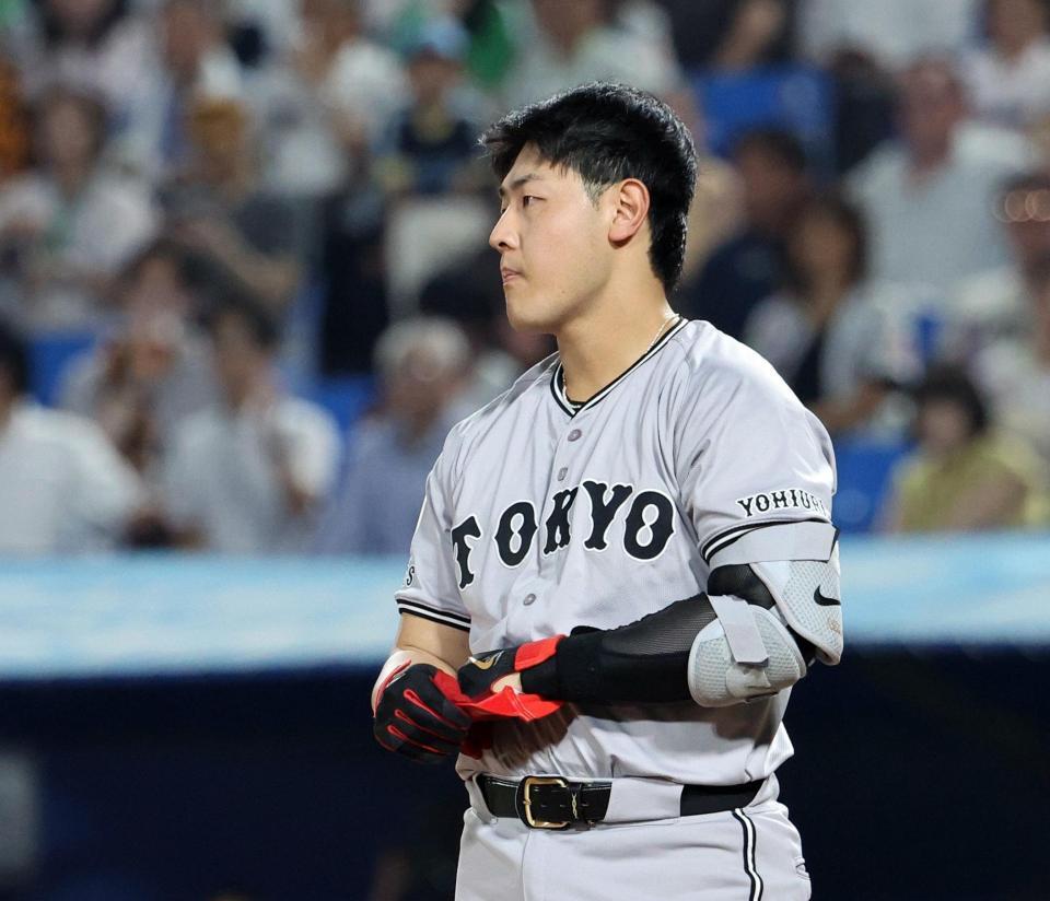 　５回、死球を受け、マウンドの奥川をにらむ岡本