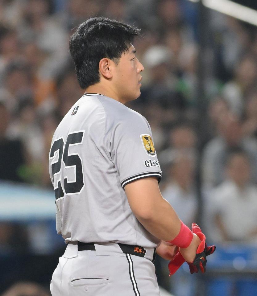 　５回、ヘルメット直撃の死球を受け、奥川をにらむ岡本（撮影・伊藤笙子）