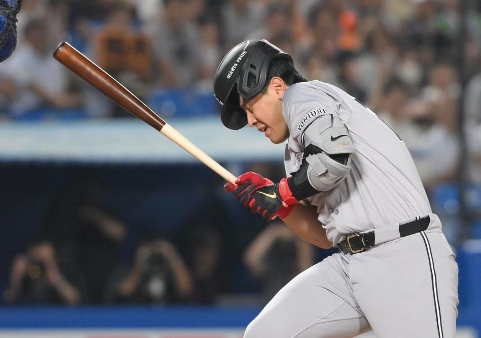 　５回、ヘルメット直撃の死球を受ける岡本（撮影・伊藤笙子）