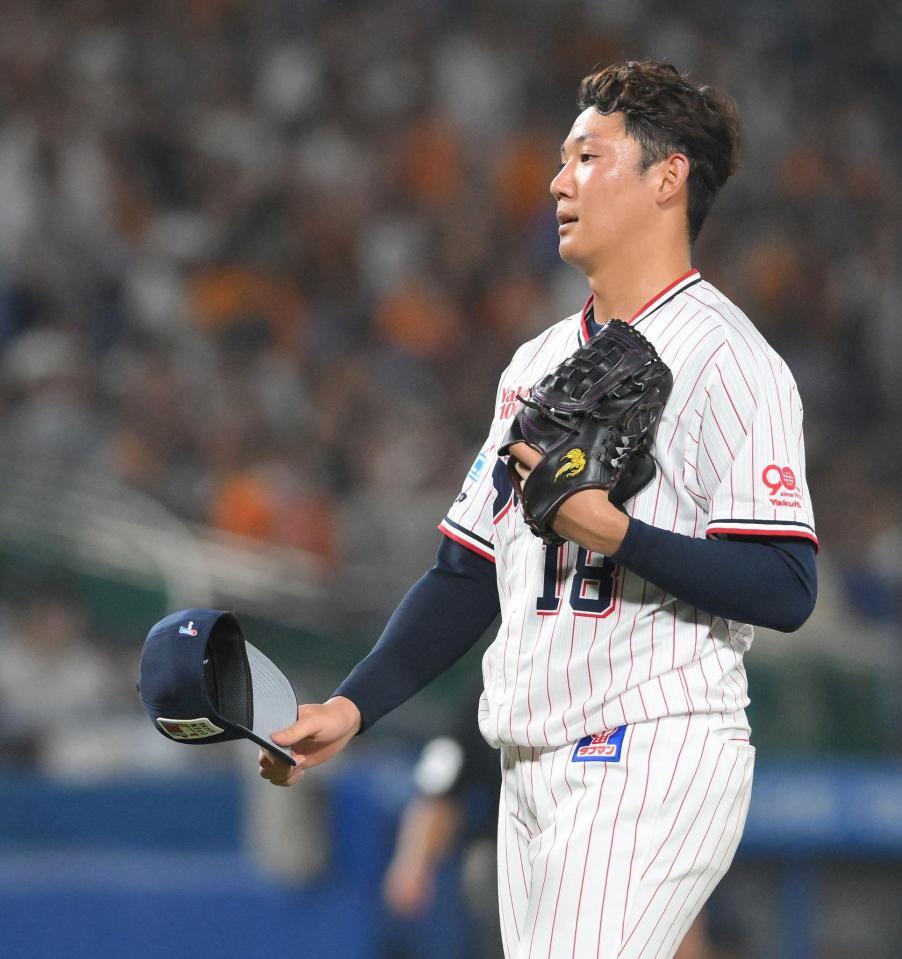 　５回、岡本に頭部死球を与え、帽子を取って謝罪する奥川（撮影・伊藤笙子）