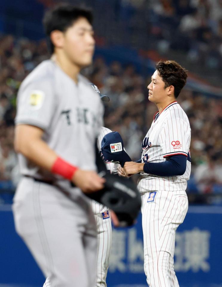 　５回、岡本（手前）の頭部に死球を与えた奥川。危険球退場となった
