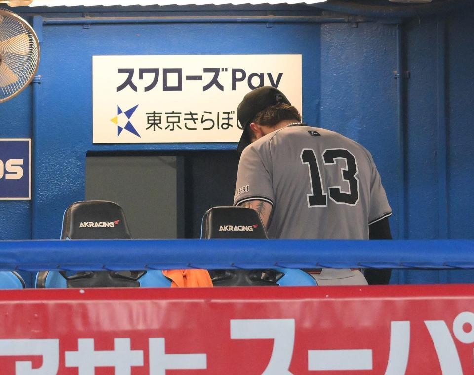 　５回の攻撃終了後に交代となり、ベンチを引き揚げるキャベッジ（撮影・伊藤笙子）