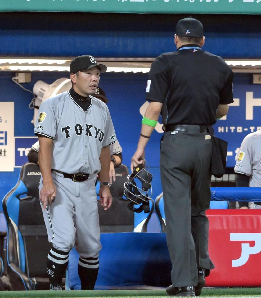　３回、内山の打球を捕手・岸田が三塁ベンチ内で捕球したためファウル判定となり、球審に確認する阿部監督（撮影・伊藤笙子）