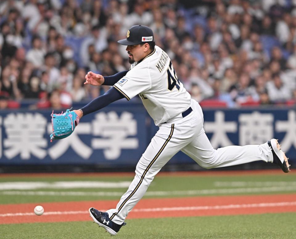 　９回、ソトの打球を処理するも野選となり勝ち越しを許すマチャド（撮影・西田忠信）