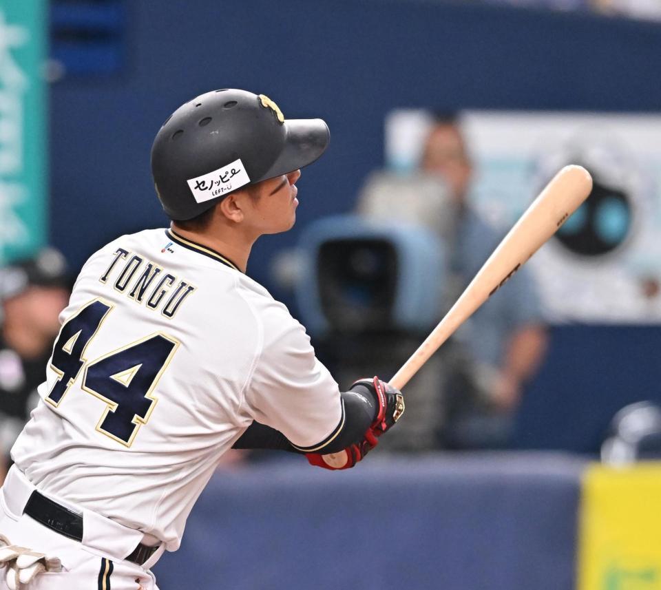 　６回、同点ソロを放つ頓宮（撮影・西田忠信）