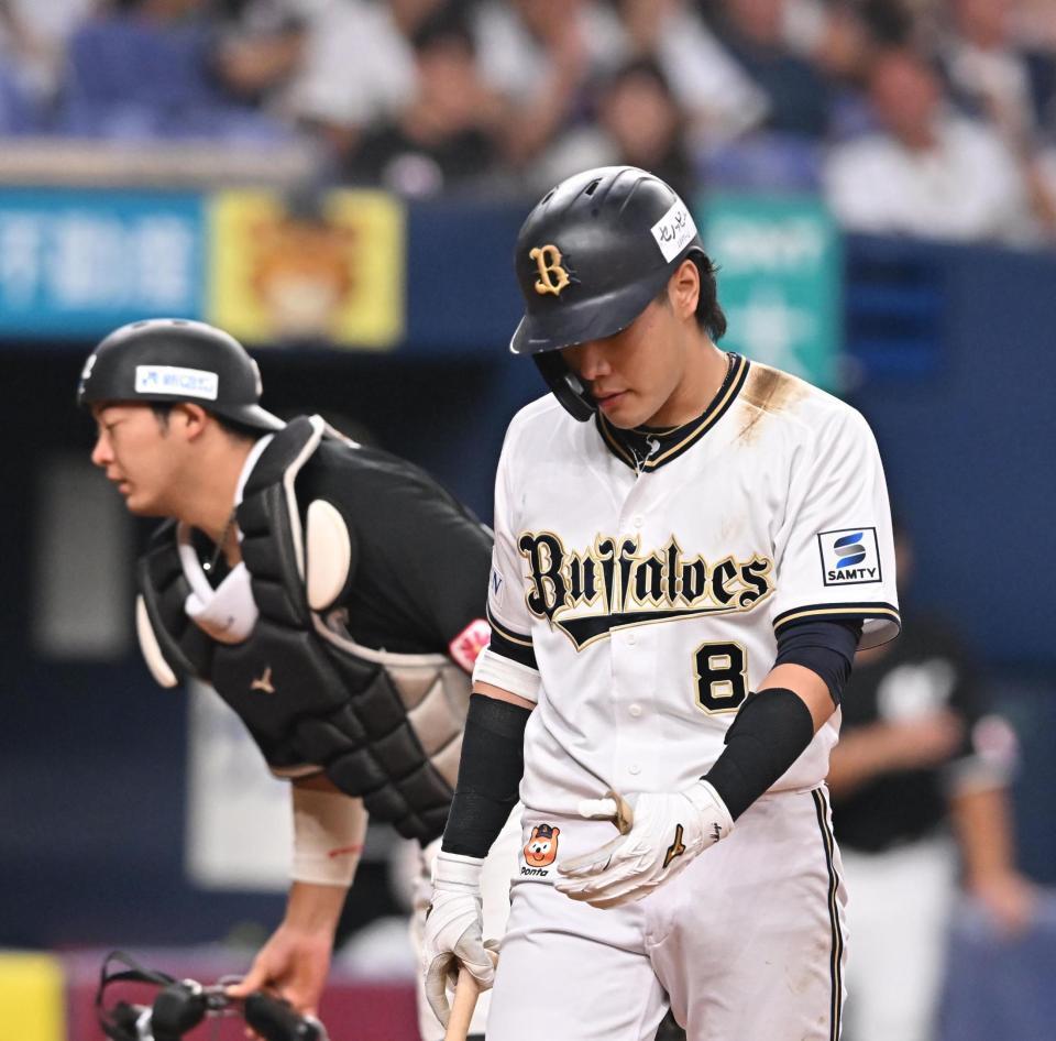 　９回、バントを試みるも捕邪飛に倒れた麦谷（撮影・西田忠信）