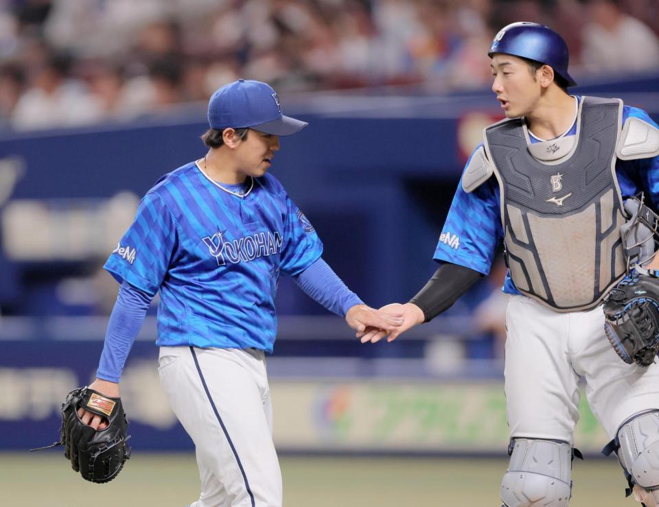 　４回、ピンチをしのぎ山本（右）とタッチを交わす東