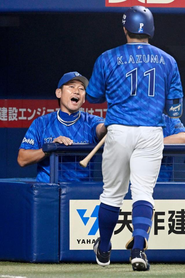 　７回、先制のスクイズを決めた東を迎える三浦監督