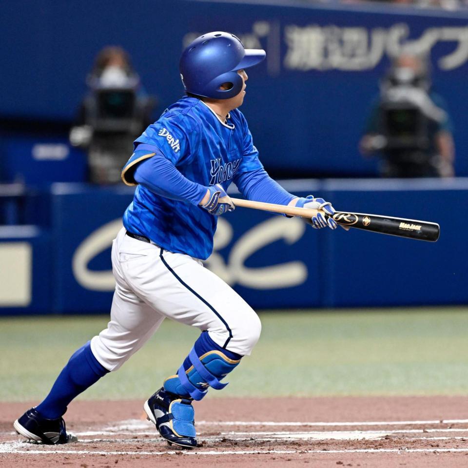 　７回、東が投前に先制のスクイズを決める