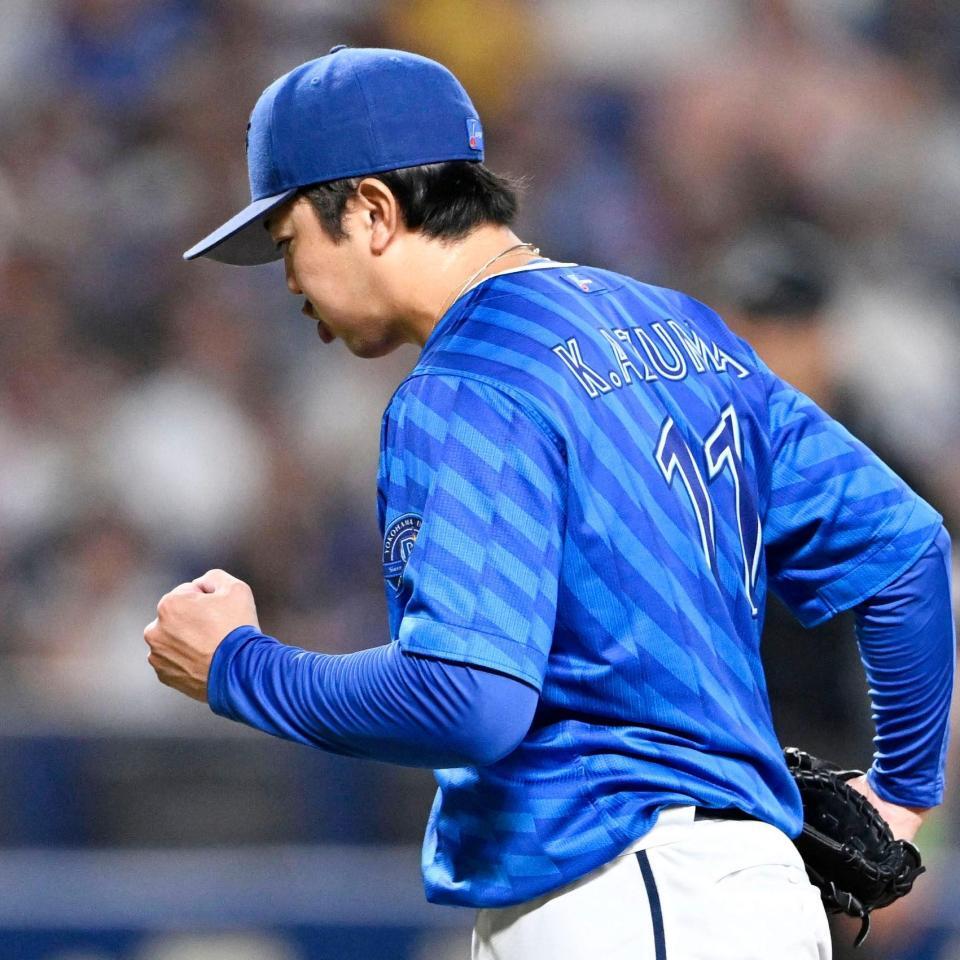 　７回、３者連続三振でピンチを切り抜け、拳を握る東