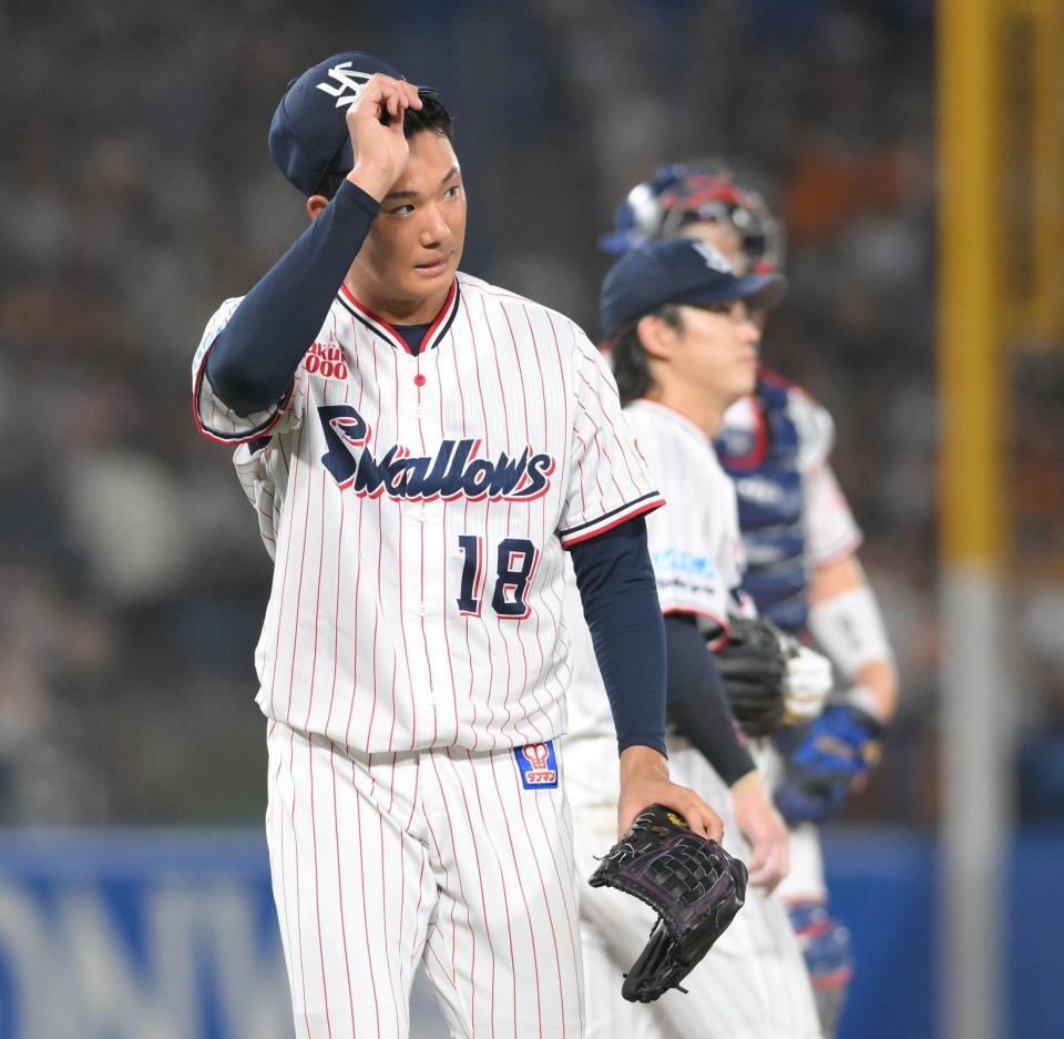 　５回、岡本に頭部死球を与えて危険球退場となり、マウンドを降りる奥川（撮影・伊藤笙子）