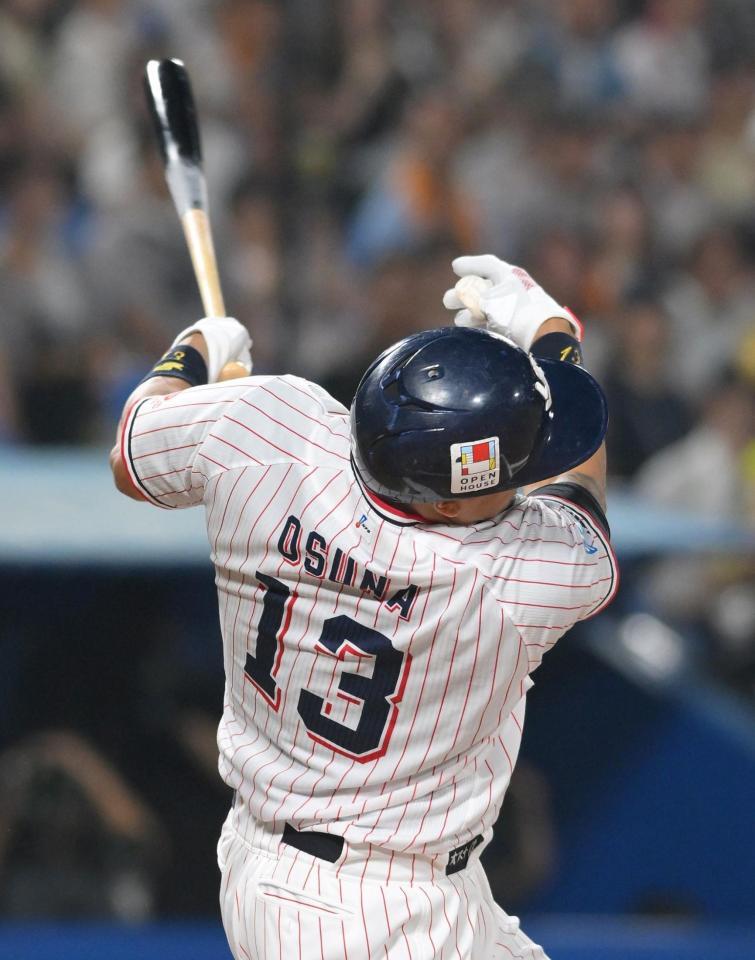 　１回、左前へ２点適時打を放つオスナ（撮影・伊藤笙子）