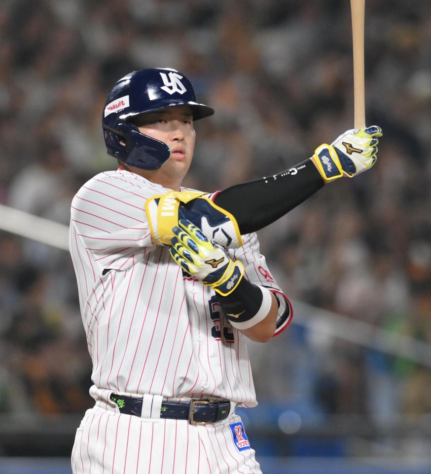 　１回、四球で出塁する村上（撮影・伊藤笙子）