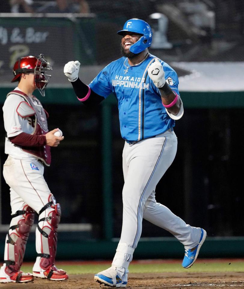 　８回、同点ソロを放ちガッツポーズするレイエス