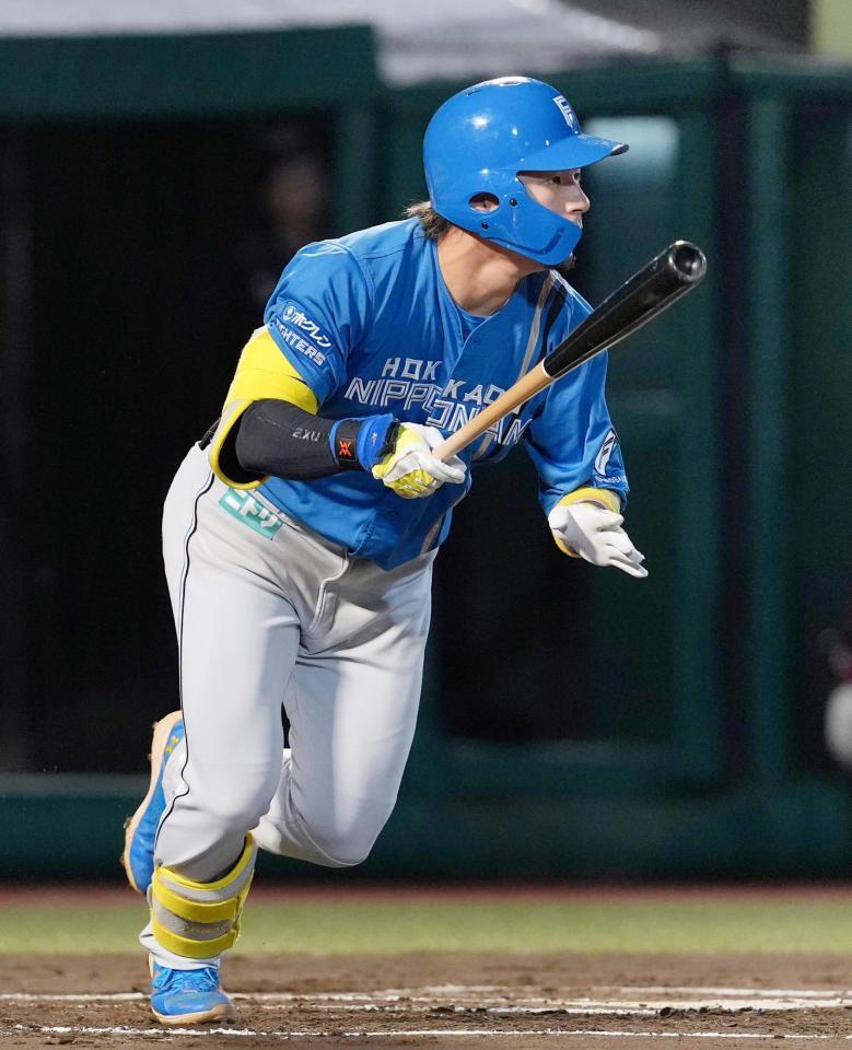 　２回、水野が中前に先制打を放つ