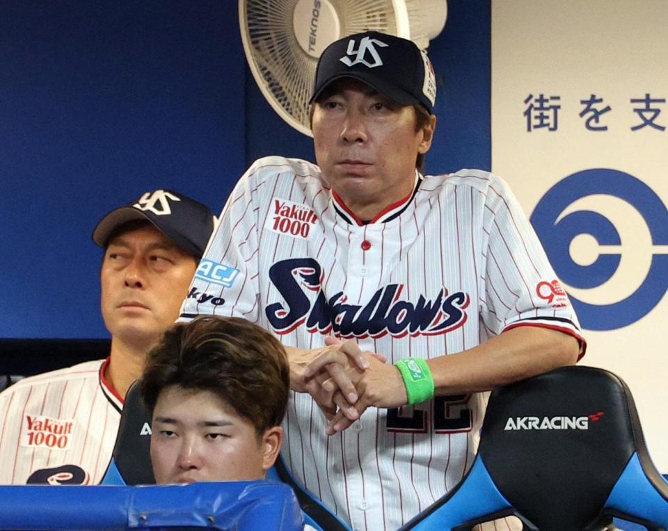 　６回、試合を見つめる高津監督。手前は村上