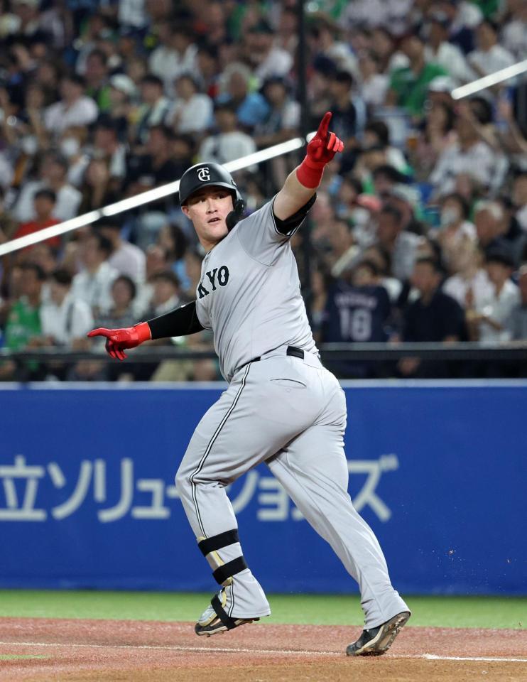 　２回、同点２ランを放ち、ポーズをとるリチャード