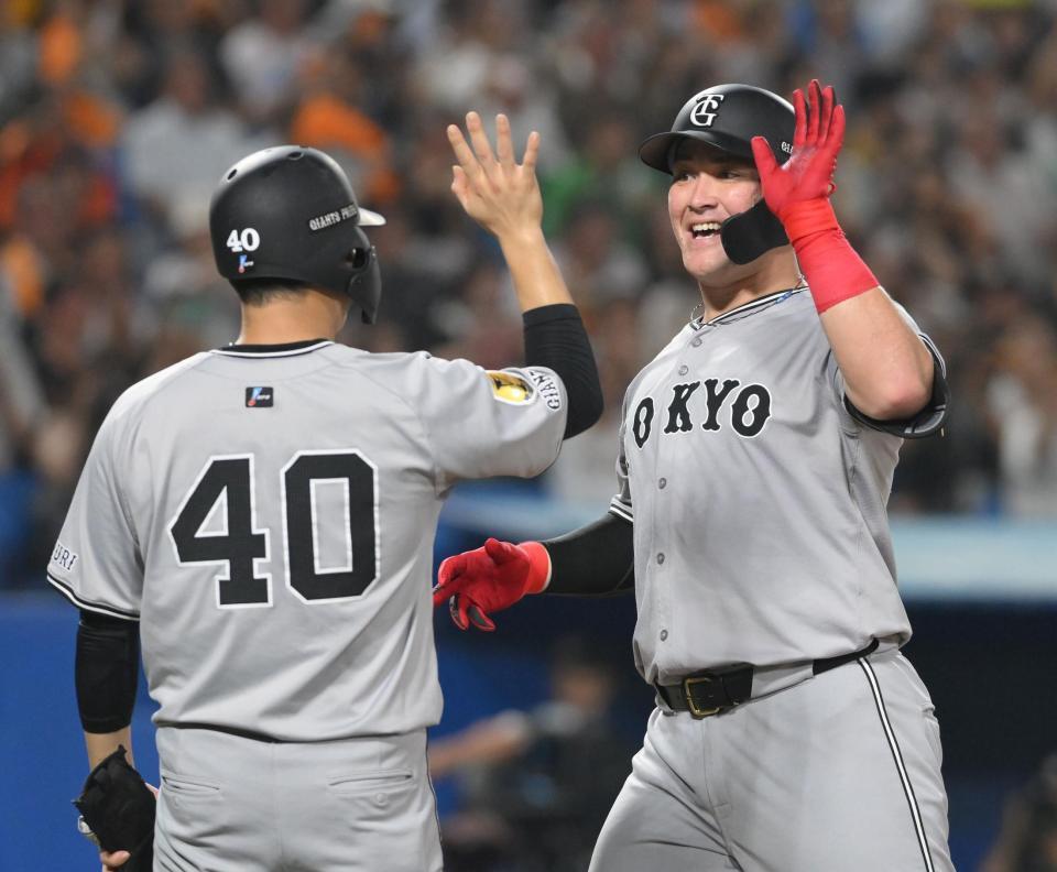 　２回、左越え２ランを放ち、中山（左）に迎えられるリチャード（撮影・伊藤笙子）