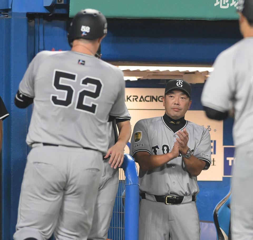 　２回、左越え２ランを放ったリチャード（左）を迎える阿監督（撮影・伊藤笙子）