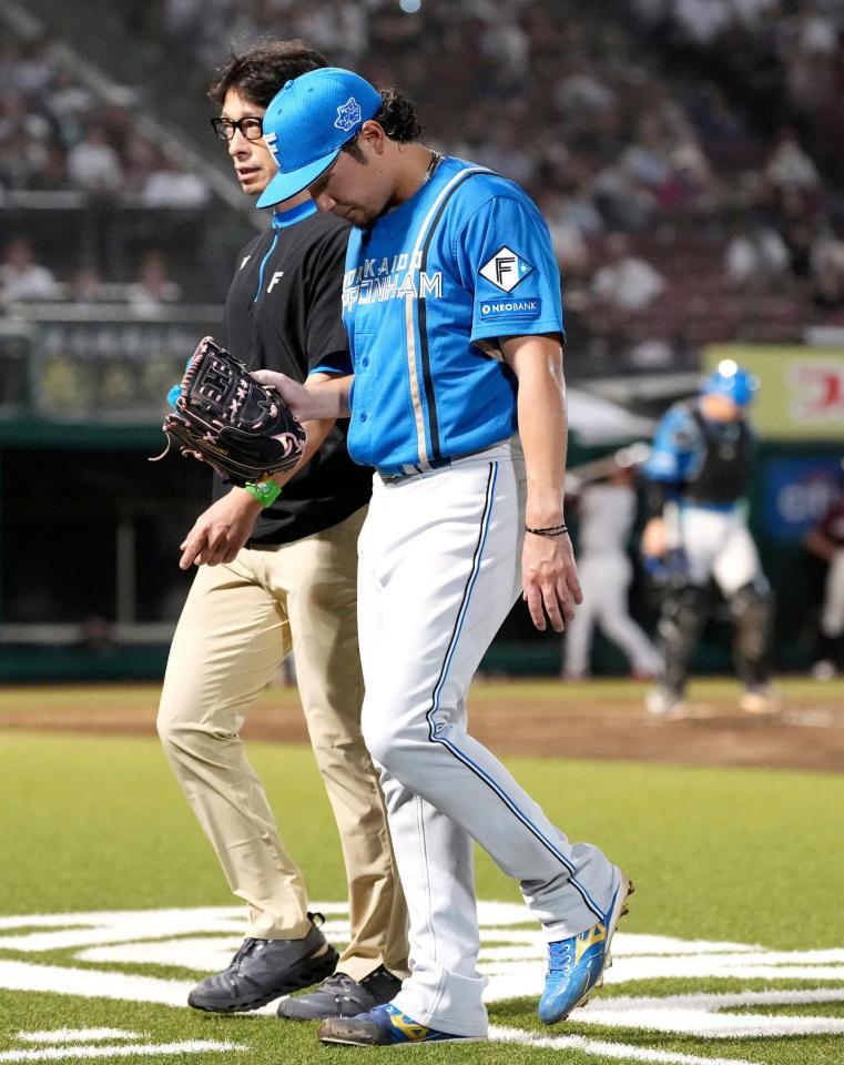 　４回、黒川の打球を受け一旦ベンチに下がる伊藤