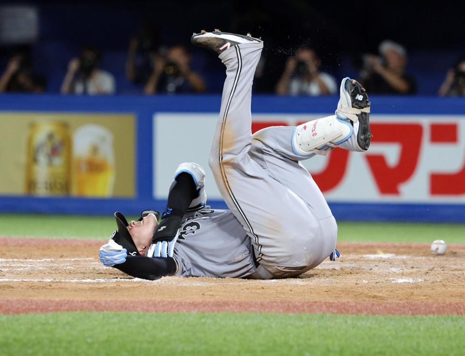 　８回、死球を受け痛がる岸田