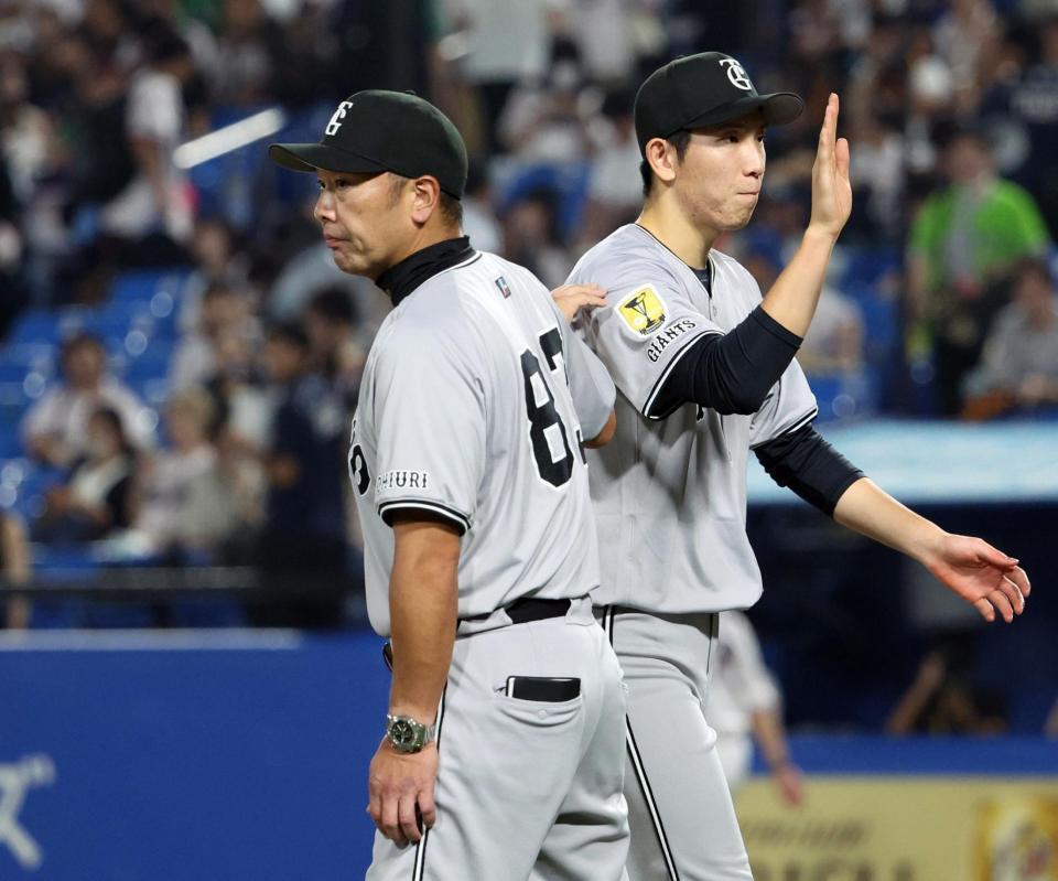 　ヤクルトに勝利し、戸郷（右）をねぎらう阿部監督