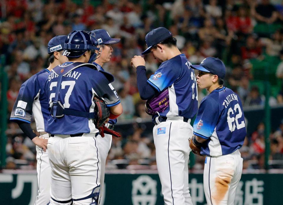 　３回、追加点を許した武内（右から２人目）のもとに集まる西武ナイン