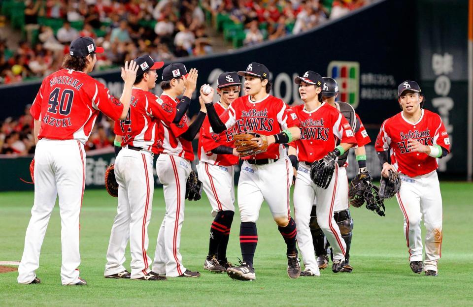 　西武に勝利し、タッチを交わすソフトバンクナイン