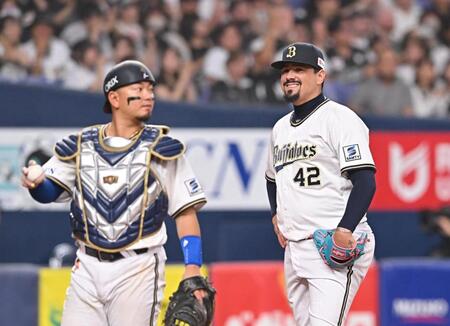 　９回、ソトの打球を処理するも野選となり勝ち越しを許したマチャド（右）＝撮影・西田忠信