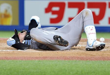 　８回、死球を受け痛がる岸田