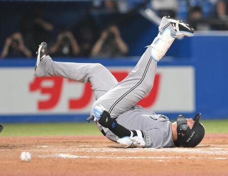 　８回、死球を受け、足をばたつかせて痛がる岸田（撮影・伊藤笙子）