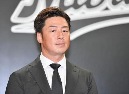 　引退会見に登場した美馬（撮影・開出牧）