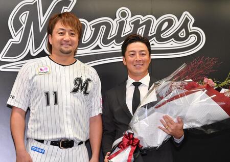 　引退会見で沢村（左）から花束を受け取り笑顔の美馬（撮影・開出牧）