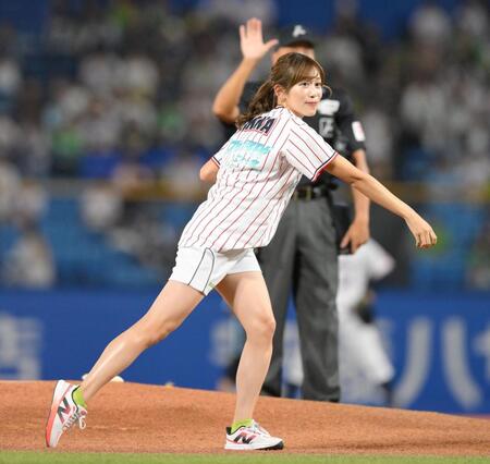 　始球式に登場した中川安奈（撮影・伊藤笙子）