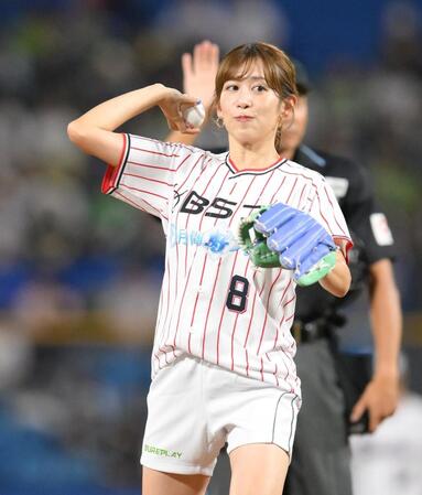 　始球式に登場した中川安奈（撮影・伊藤笙子）