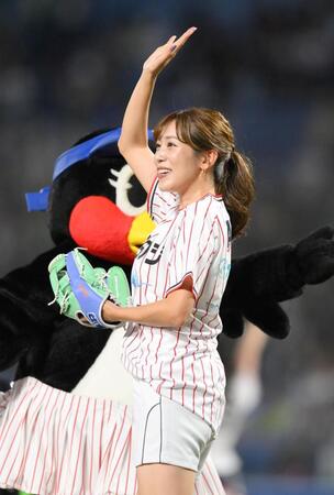 　始球式に登場した中川安奈（撮影・伊藤笙子）