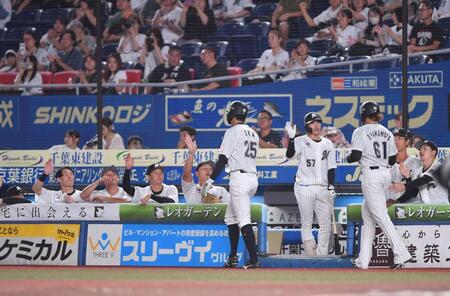 　１回、藤岡の右越え２点適時二塁打で生還した岡（２５）と山本（６１）とタッチを交わすロッテナイン（撮影・開出牧）