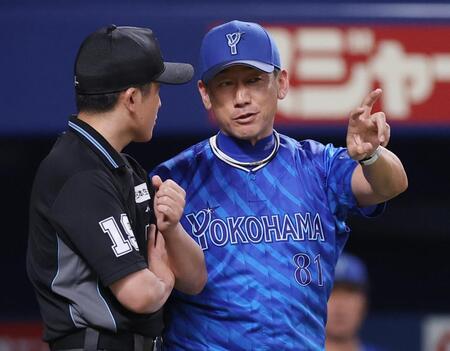 リプレー検証後にＤｅＮＡ・三浦監督が審判の元へ　中日・ボスラーの右翼ポール際フェン直２点二塁打を巡って紛糾　一塁塁審はファウルのジェスチャー
