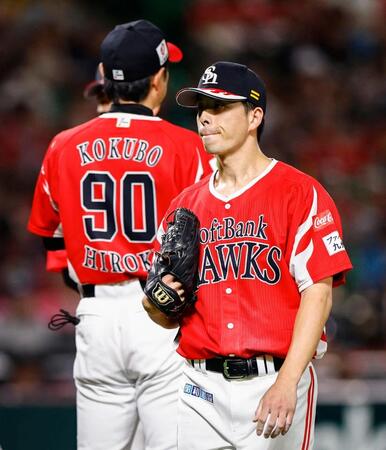 　３回途中、小久保監督（奥）から降板を告げられた大関
