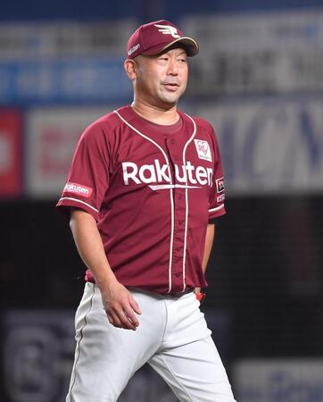 　８回、選手の交代を告げた三木監督（撮影・開出牧）