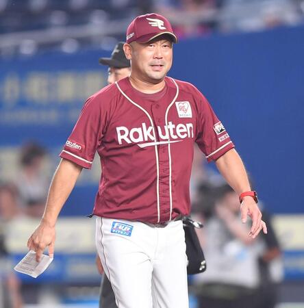 　メンバー表交換を行った三木監督（撮影・開出牧）