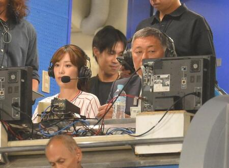 　実況席に座る中川安奈（左）と清原和博氏（撮影・伊藤笙子）