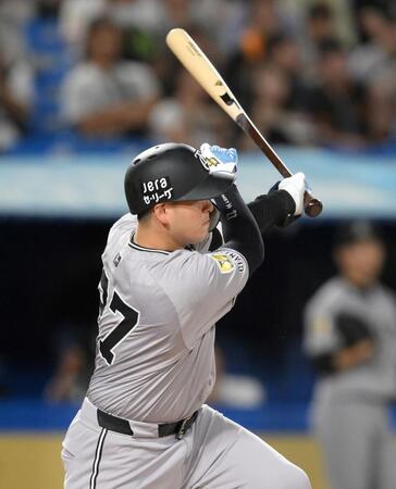 　１回、左前打を放つ岸田（撮影・伊藤笙子）