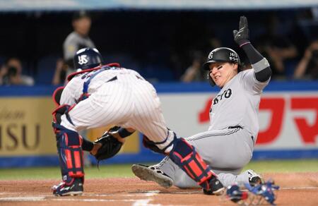 　１回、岸田の左前打で本塁を狙うもアウトになる二塁走者の丸（手前は捕手の中村悠）＝撮影・伊藤笙子