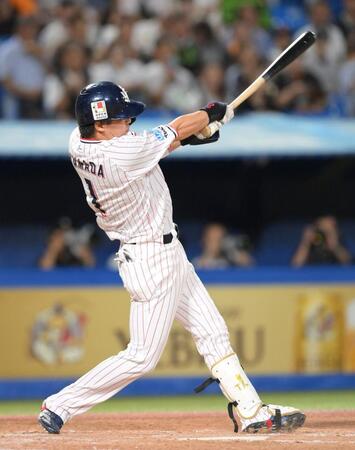 　２回、左越えソロを放つ山田（撮影・伊藤笙子）